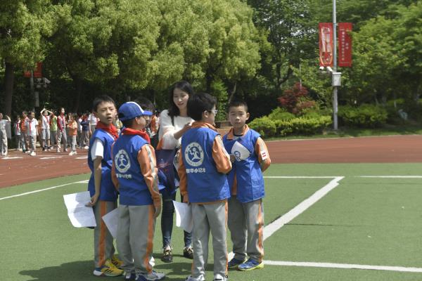小记者张老师现场指导小记者.JPG