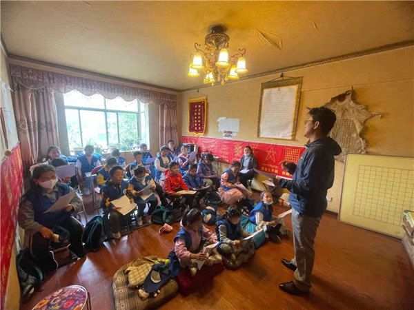 小记者们都都很感兴趣.jpg