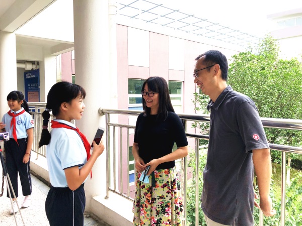 小记者金欣安采访学生家长.jpg