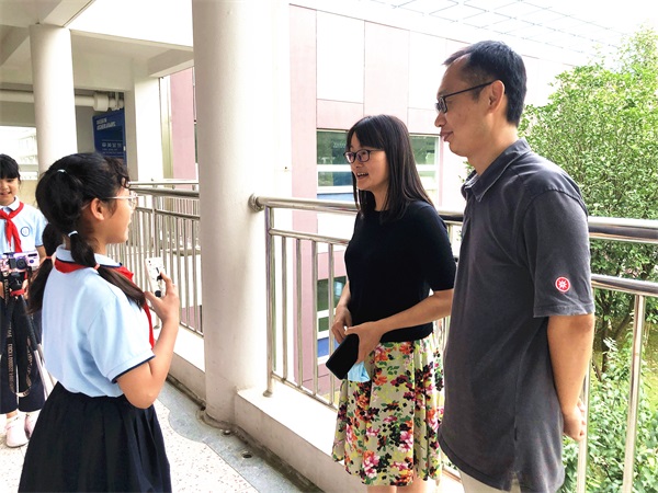 小记者杨淼采访学生家长.jpg