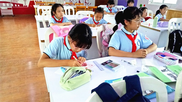 小记者们聚精会神听课.jpg