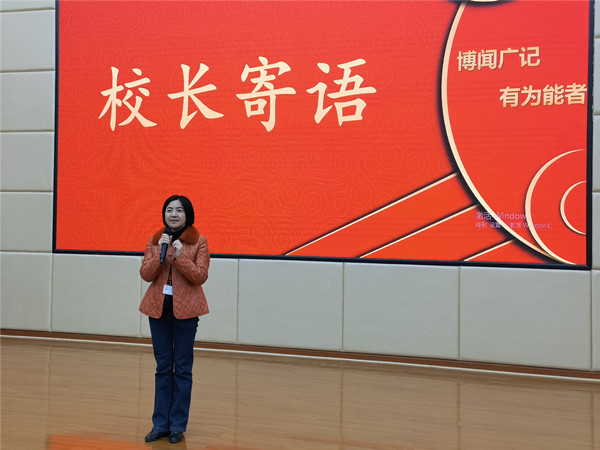 7图为万科实小校长胡春华讲话_副本.jpg