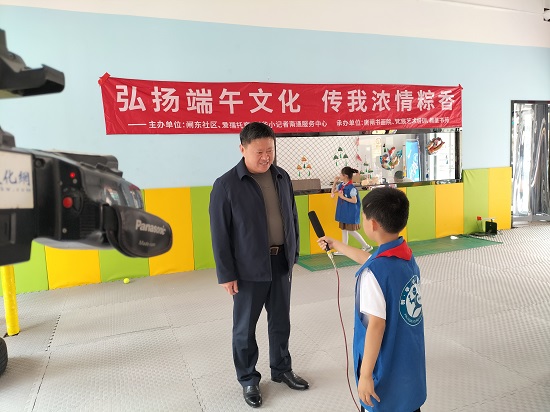14南通新华小记者现场体验式采访南通市安徽商会（筹）会长赵飞（马祥苍 摄）.jpg